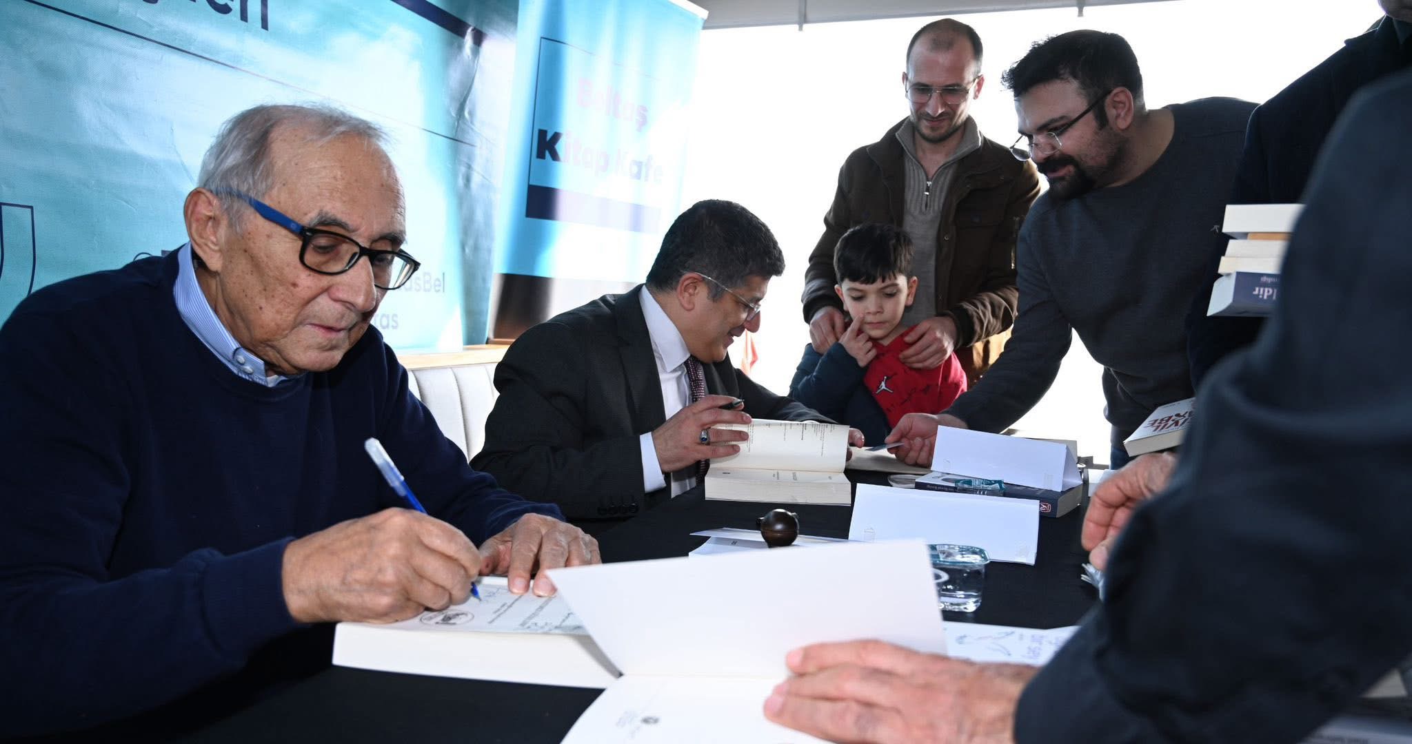 Yazar Ataol Behramoğlu ve Okan Toygar Beltaş Kitap Kafe’de okurlarıyla buluştu